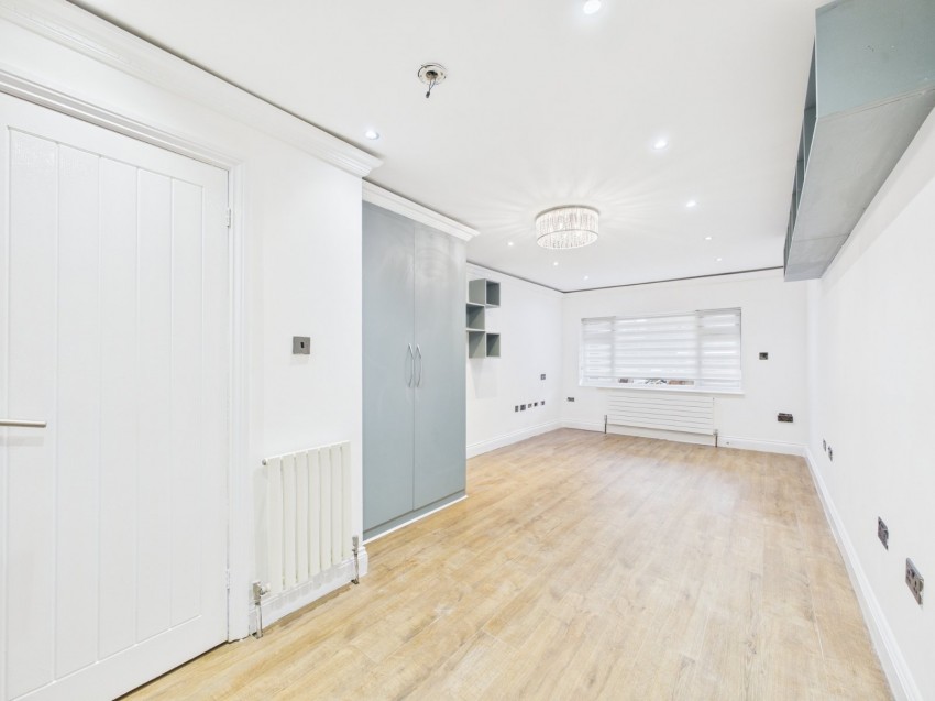 Images for Ashford, Surrey EAID:2640919782 BID:ASH