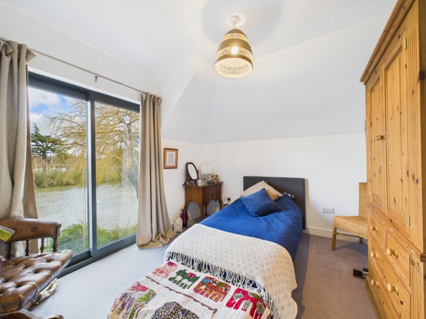 Images for Staines-upon-Thames, Surrey EAID:2640919782 BID:STA