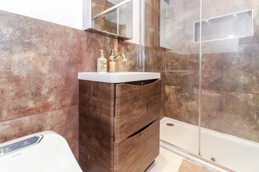 Images for High Wycombe EAID:2640919782 BID:BEA