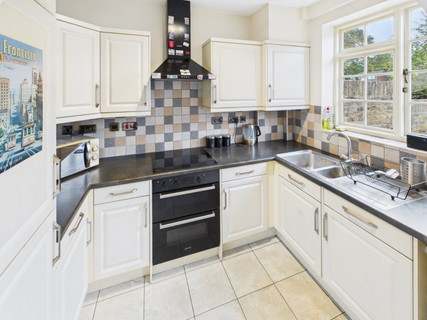 Images for Chalfont St. Peter, Buckinghamshire, Chalfont Saint Peter EAID:2640919782 BID:CSP