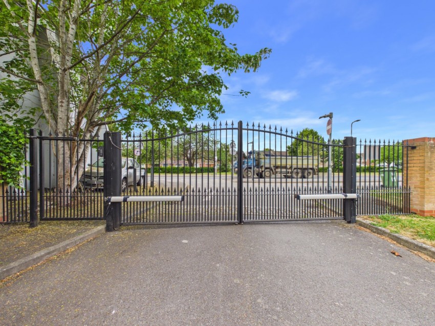 Images for High Street, Langley, Berkshire EAID:2640919782 BID:LAN