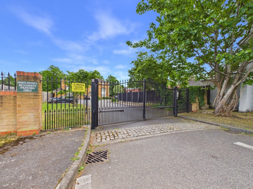 Images for High Street, Langley, Berkshire EAID:2640919782 BID:LAN