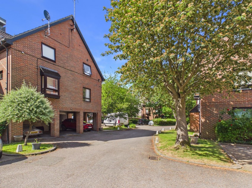 Images for Moormede Crescent, Staines-upon-Thames, Surrey EAID:2640919782 BID:STA