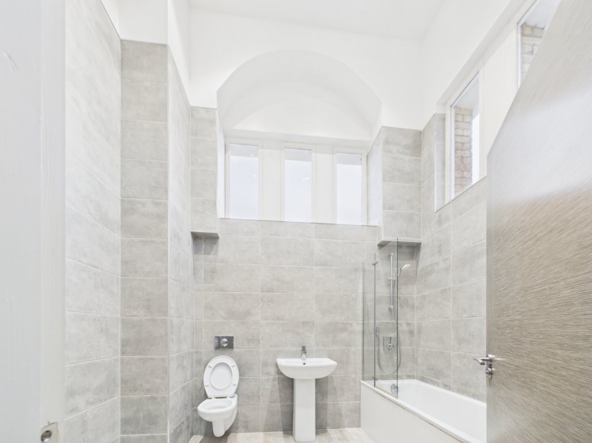 Images for Market Square, Staines-Upon-Thames, Surrey EAID:2640919782 BID:STL