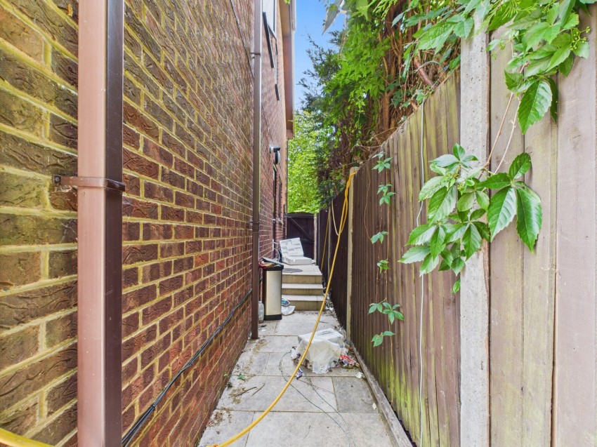 Images for Wraysbury, Staines-upon-Thames, Berkshire EAID:2640919782 BID:STL