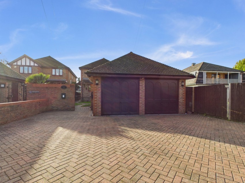 Images for Wraysbury, Staines-upon-Thames, Berkshire EAID:2640919782 BID:STL