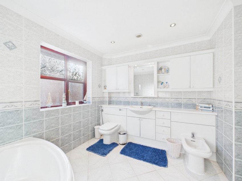 Images for Wraysbury, Staines-upon-Thames, Berkshire EAID:2640919782 BID:STL