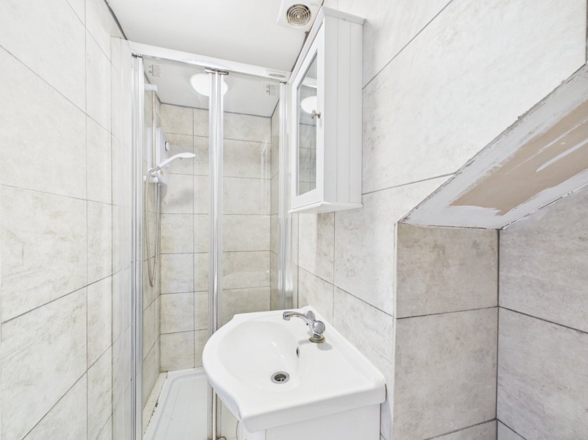 Images for Staines-upon-Thames, Surrey EAID:2640919782 BID:STL