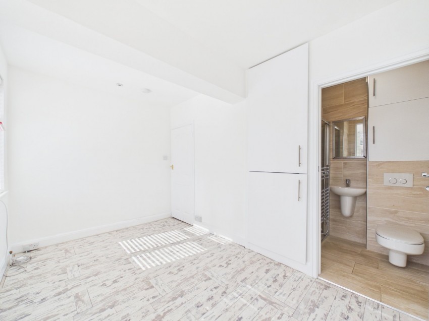 Images for Wraysbury, Staines-upon-Thames, Berkshire EAID:2640919782 BID:STL