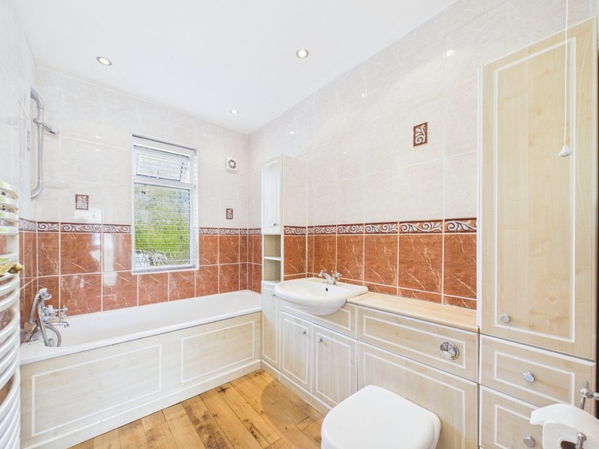 Images for Wraysbury, Staines-upon-Thames, Berkshire EAID:2640919782 BID:STL