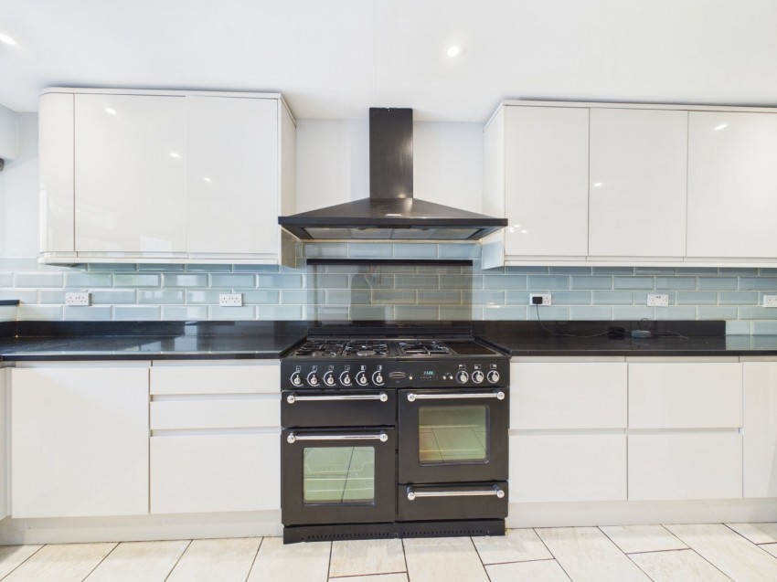 Images for Wraysbury, Staines-upon-Thames, Berkshire EAID:2640919782 BID:STL